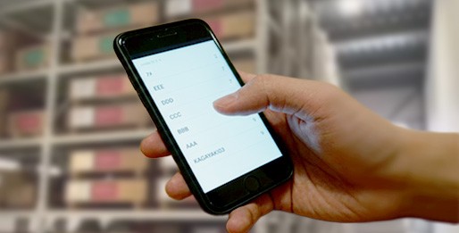 スマートフォンで製品情報を読み取るイメージ