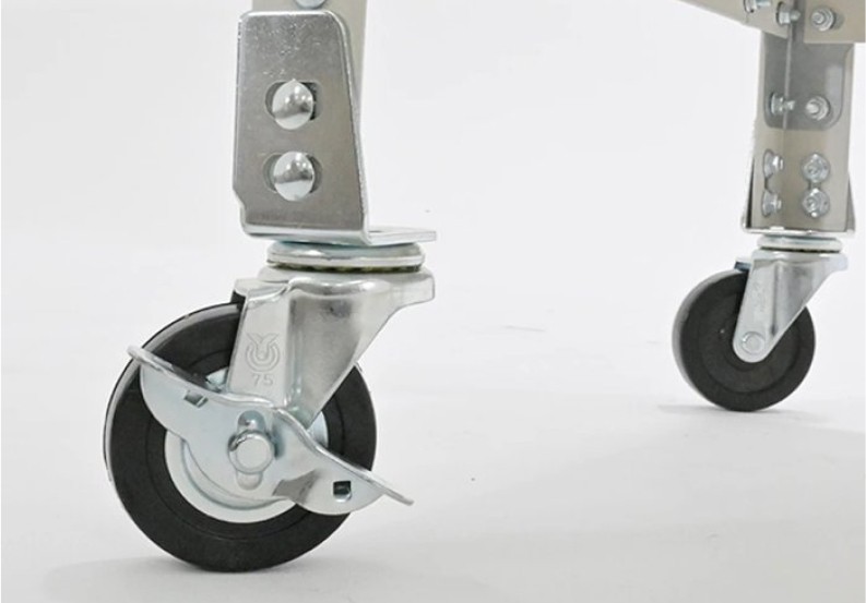 スチールラックに取り付けたキャスターセット