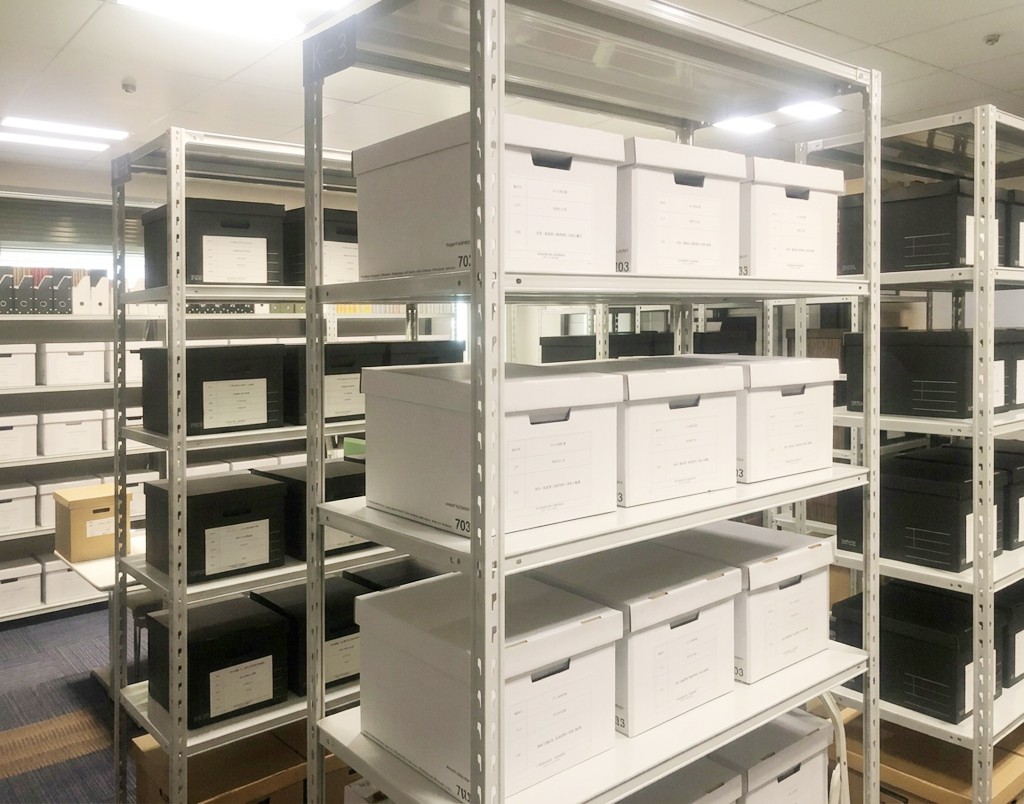 オフィスの書庫に設置された耐荷重150kg/段のセミボルトレススチールラック