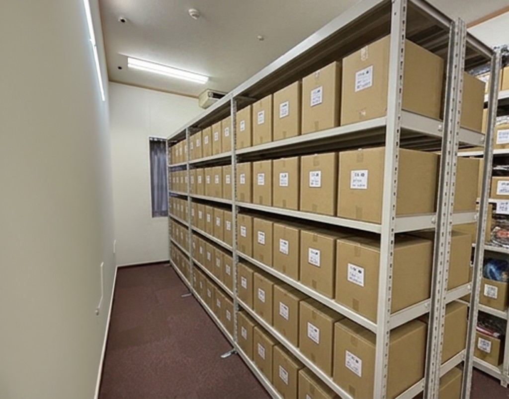 段ボール箱が並ぶ在庫保管室に設置された耐荷重200kg/段のボルトレススチールラック
